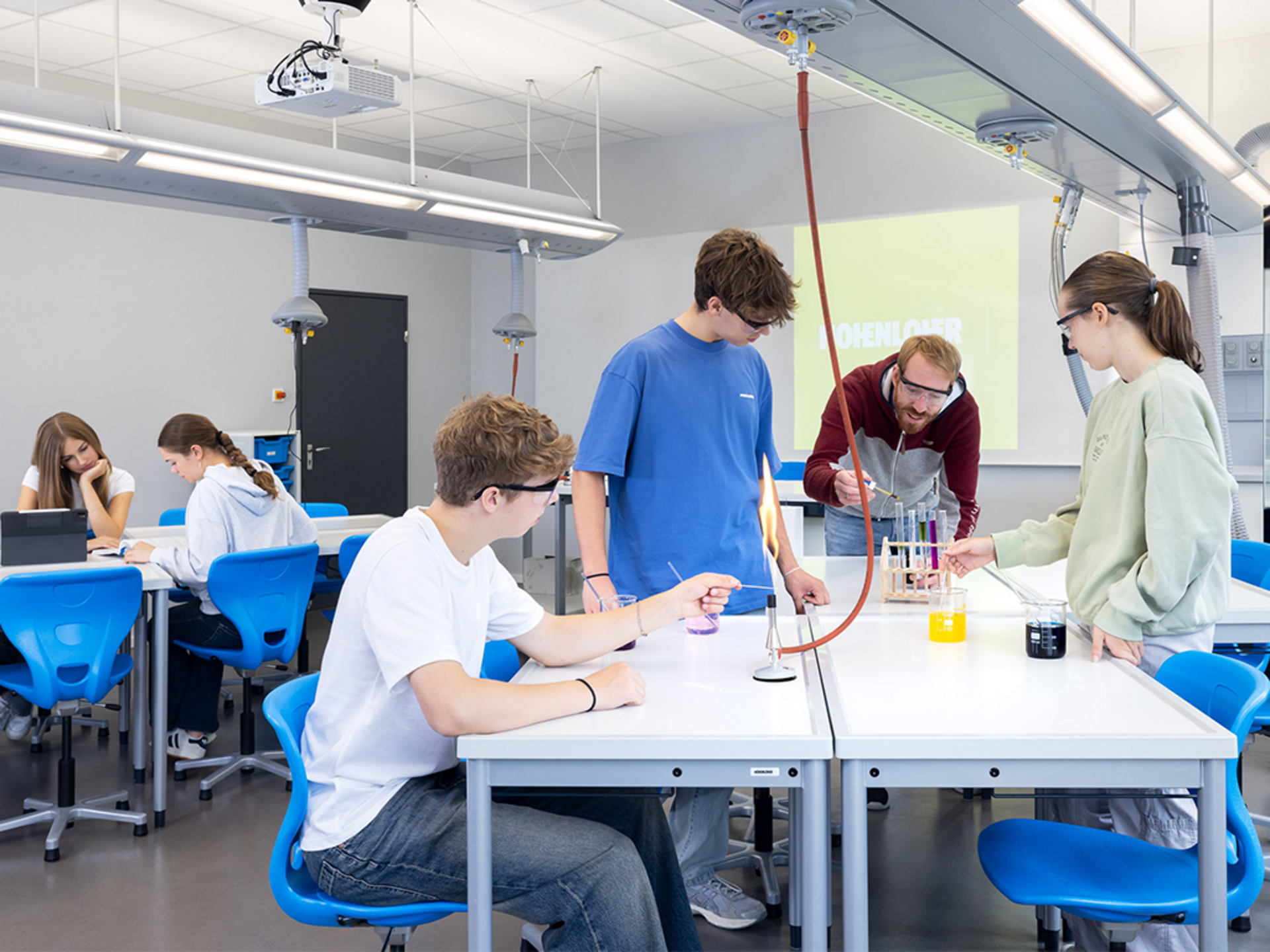 Schüler und Lehrer im Lernlabor NAWIS® Bild: Schüler und Lehrer im Lernlabor NAWIS®