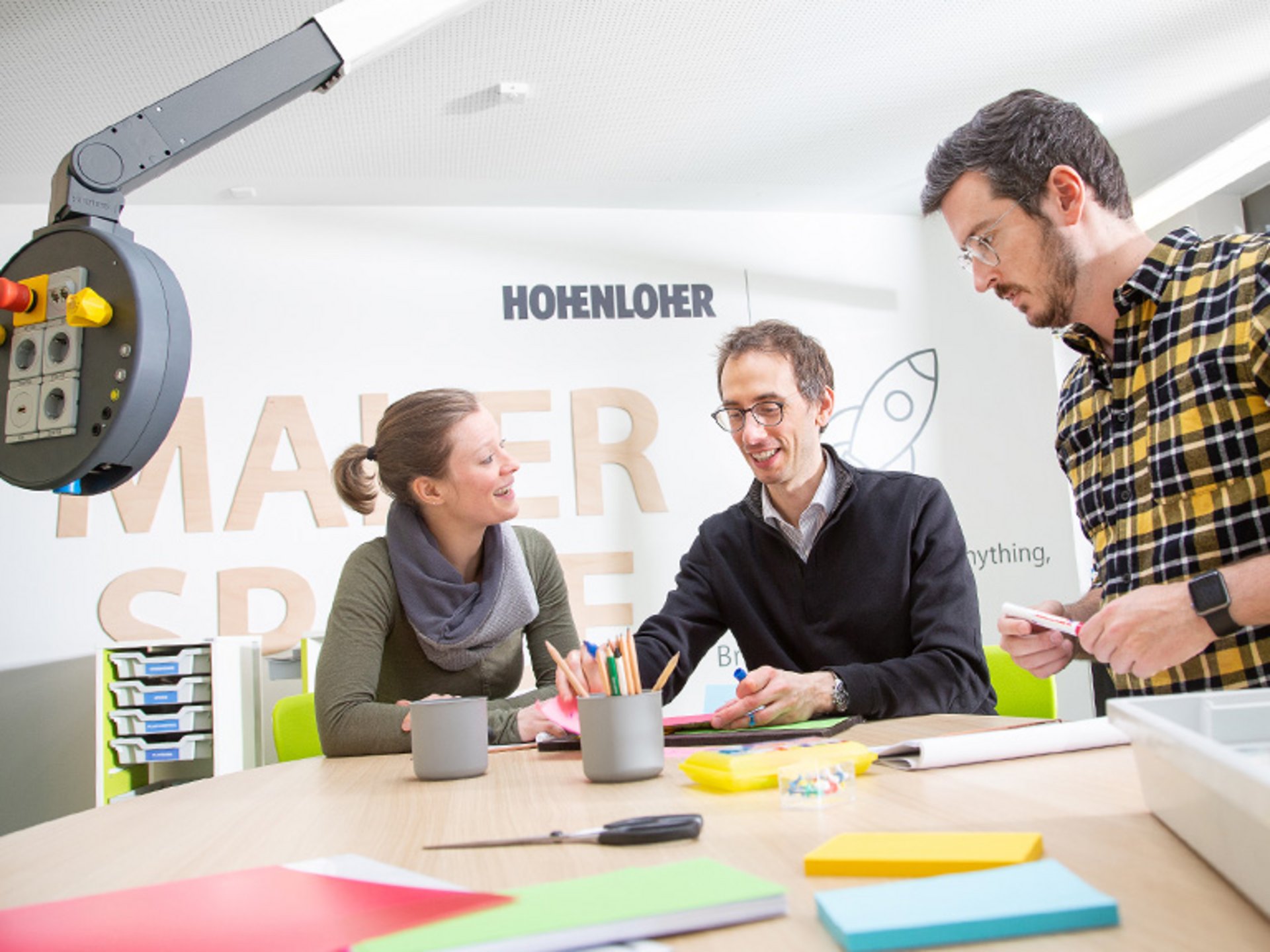 Bild: Lehrer gemeinsam im Makerspace Design Thinking