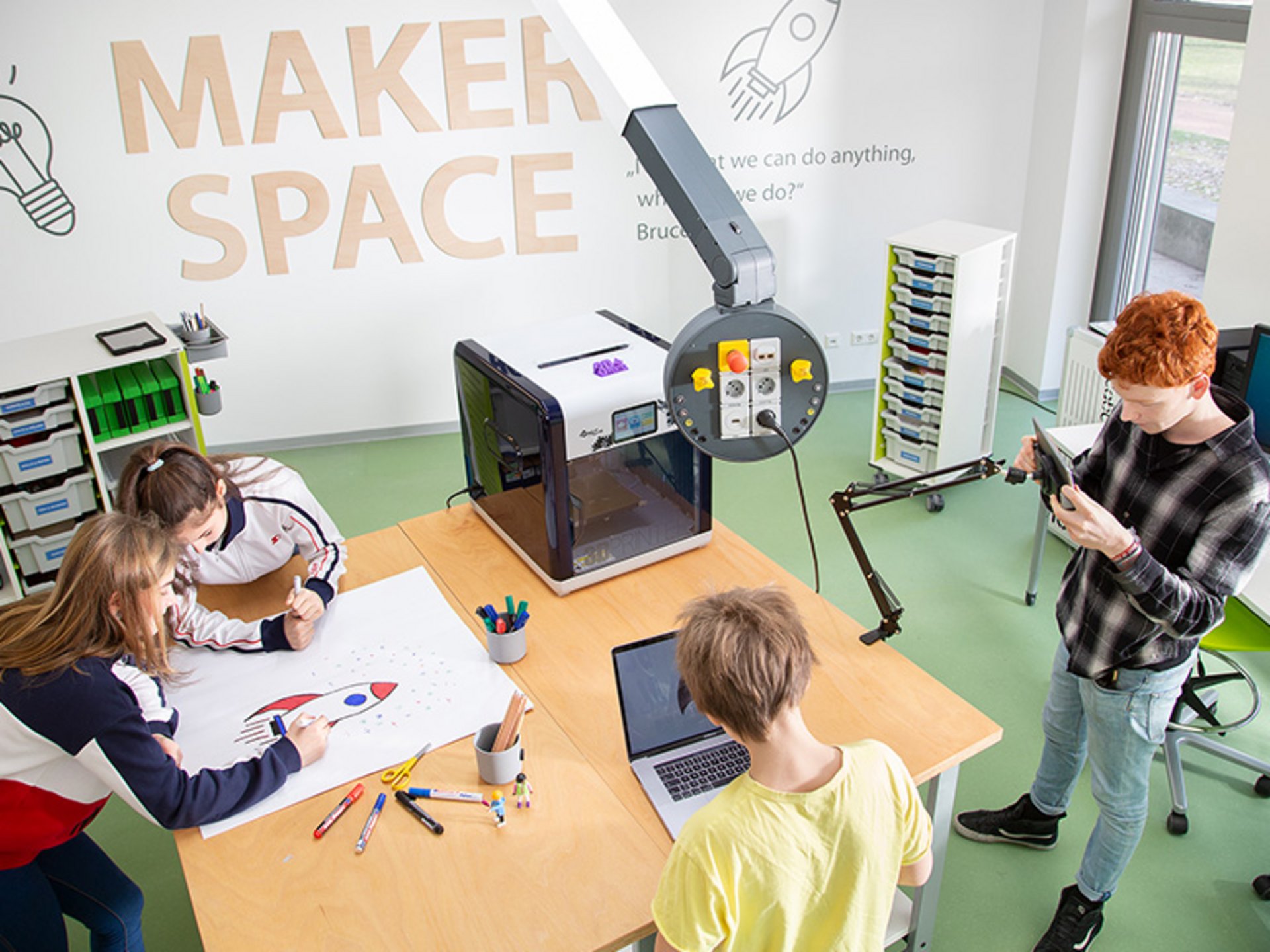 Bild: Schüler gemeinsam im Makerspace 3D Modeling & Printing