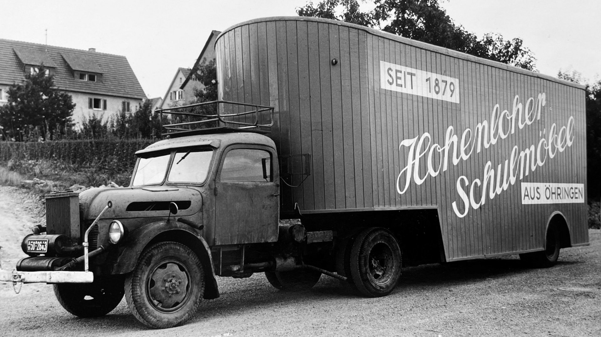 Bild: Auslieferung mit dem ersten motorisierten Lastkraftwagen
