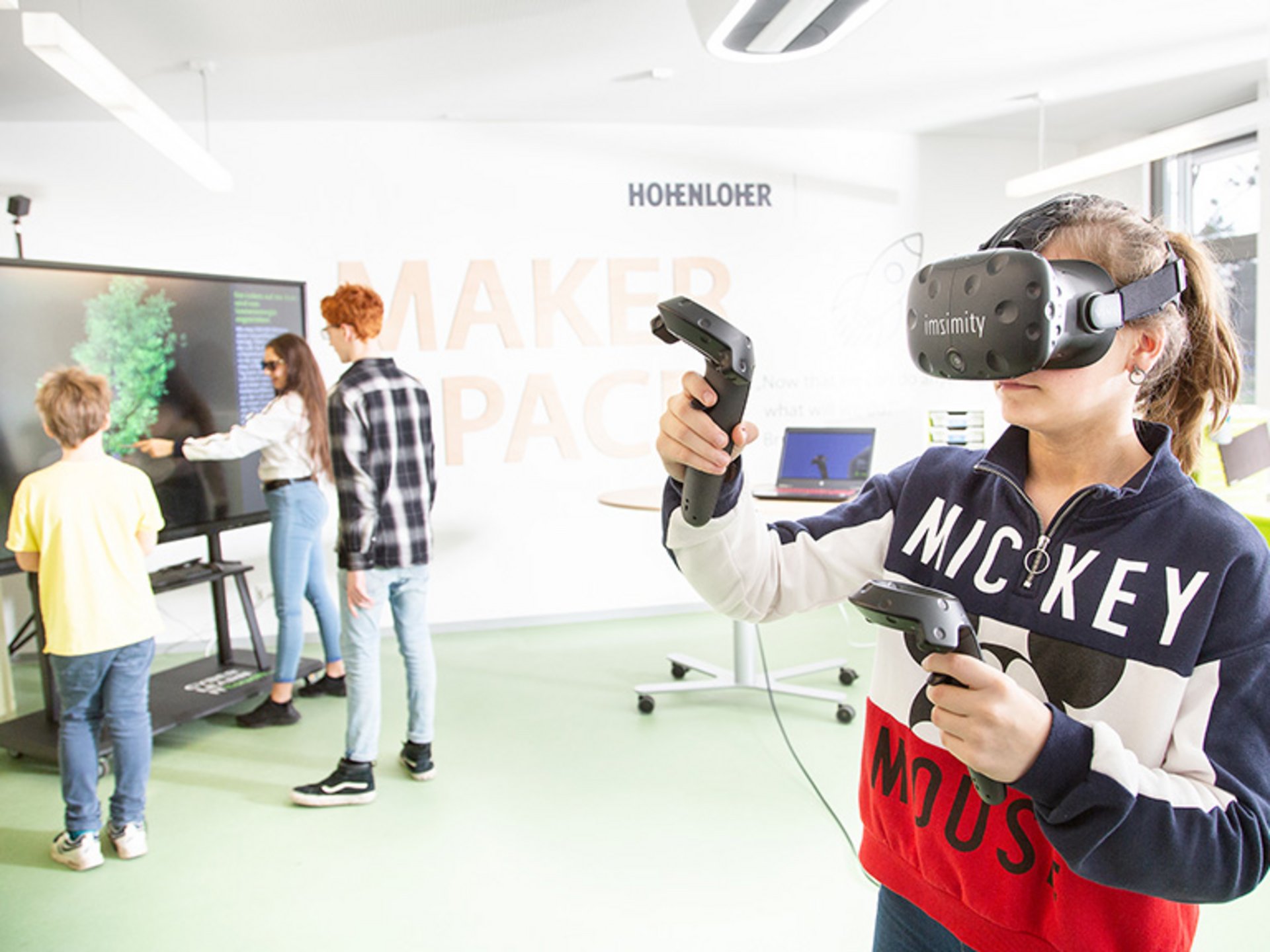Bild: Schüler gemeinsam im Makerspace Virtual Reality