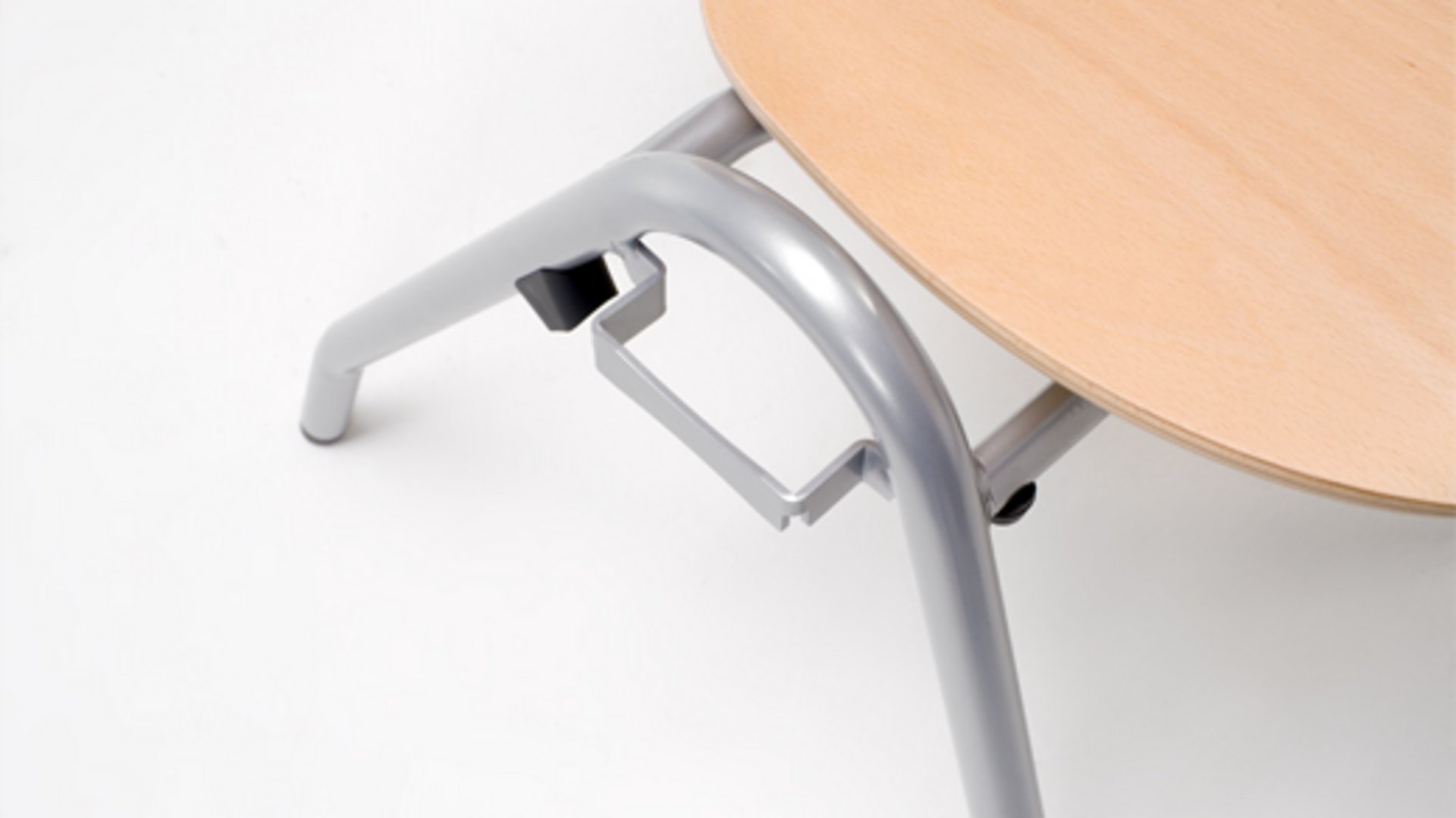 Bild: SEDIAMO® Ligno Stuhl mit Reihenverbinder