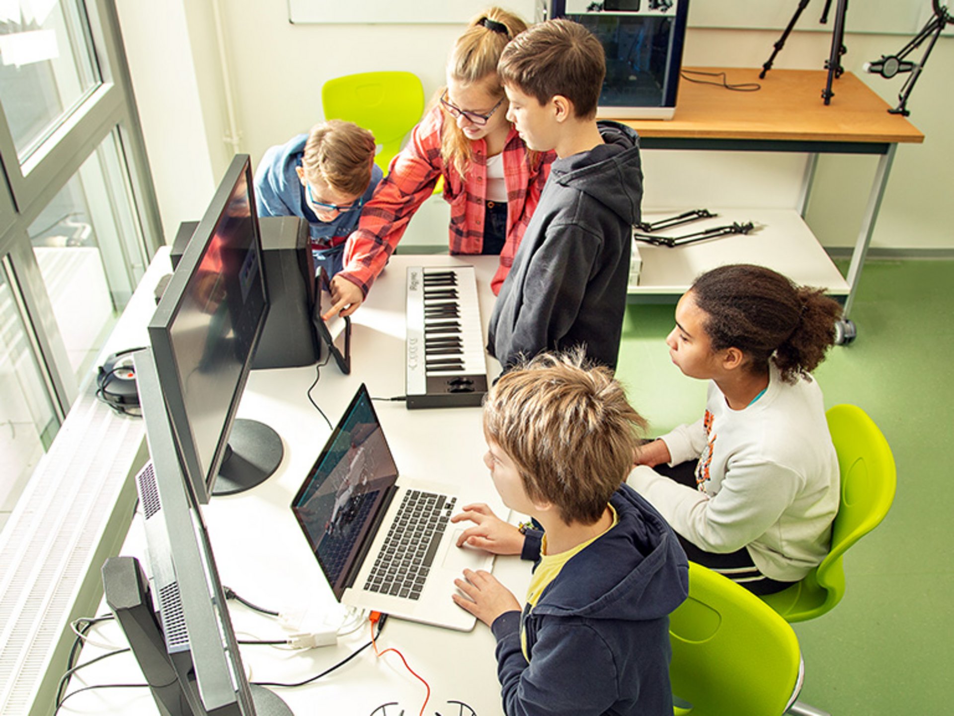 Bild: Schüler gemeinsam im Makerspace Video Audio Editing