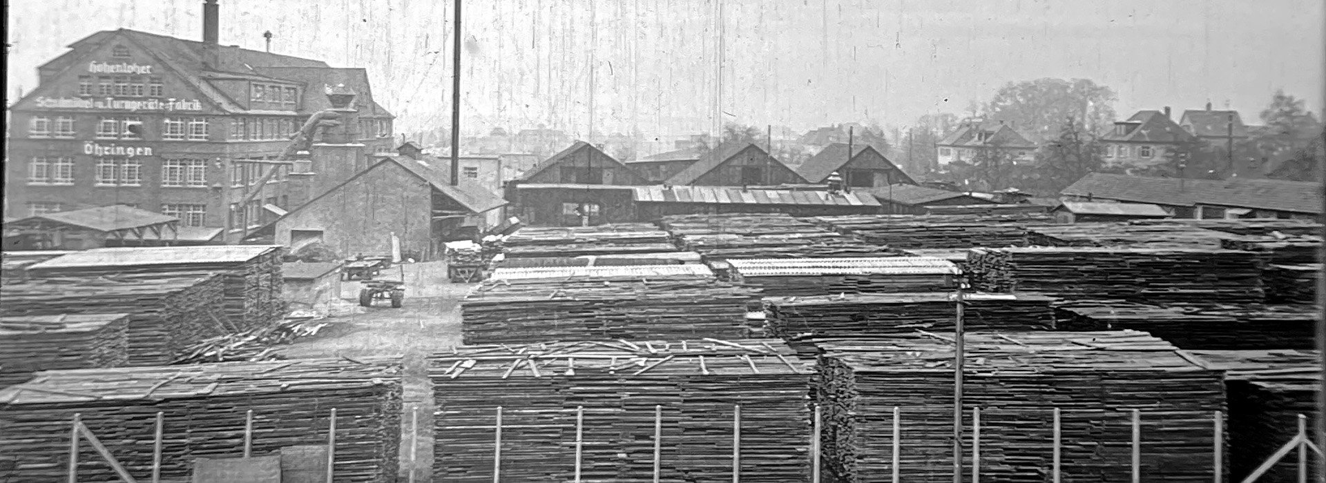 Bild: Ansicht von Osten mit Holzplatz