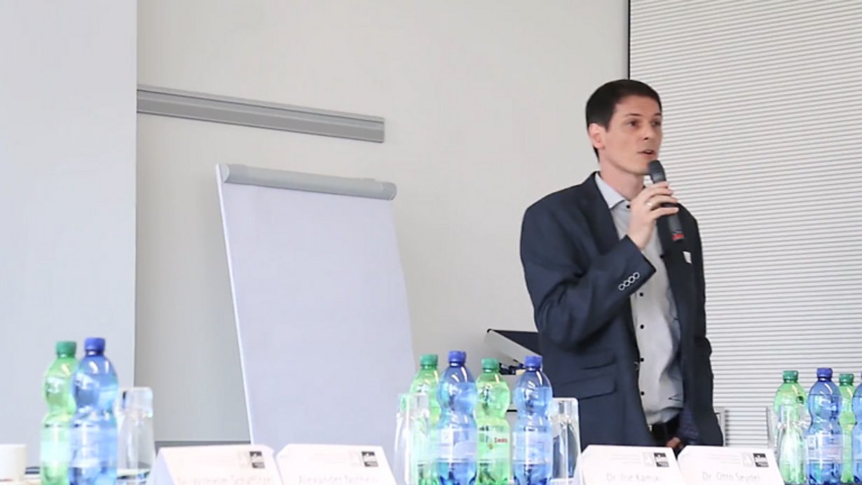 Video: Wie gelingt bewegte Schule mit Prof. Dr. Wolfgang Knörzer und Dipl. Päd. R. Rupp