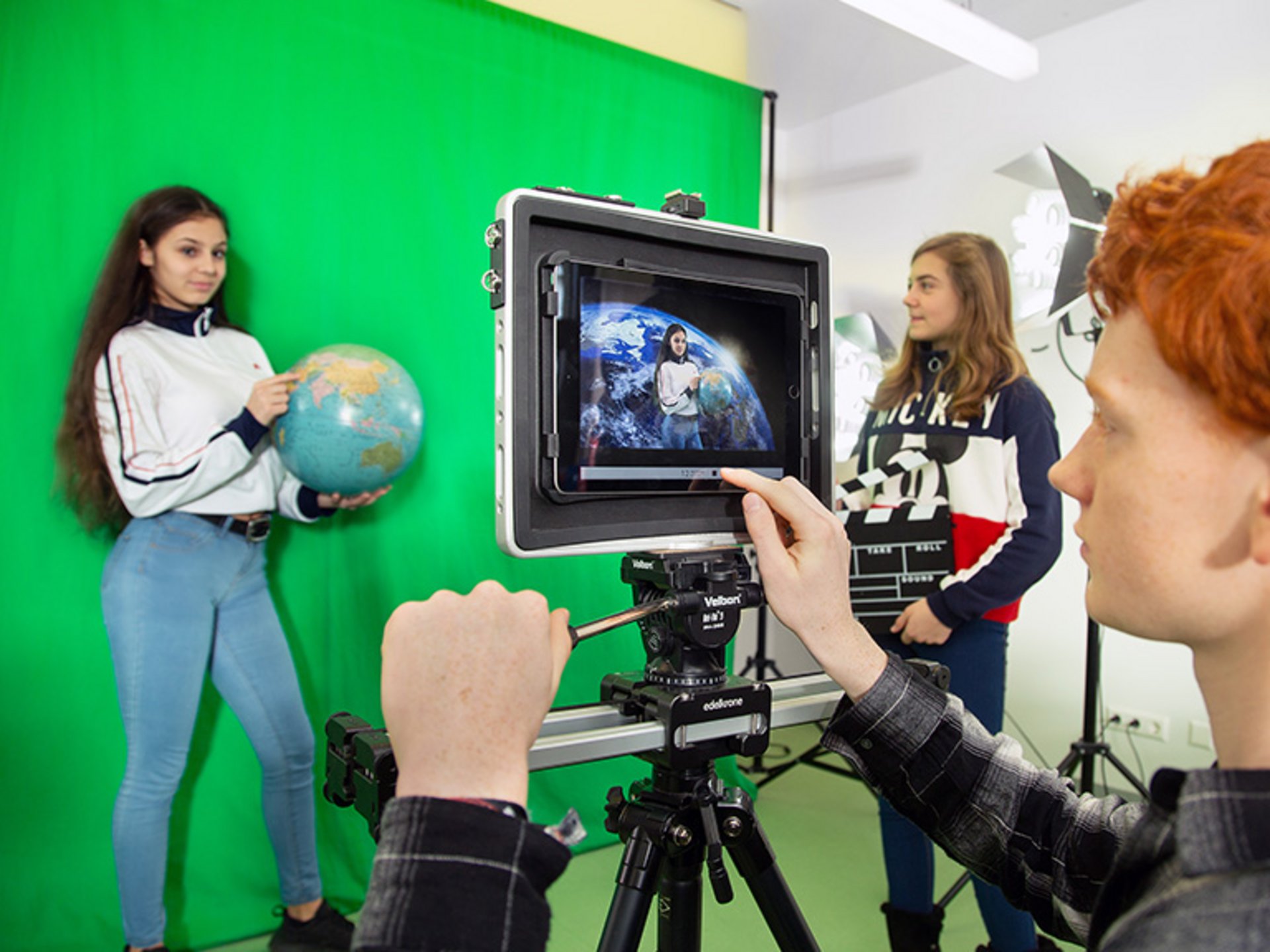 Bild: Schüler gemeinsam im Makerspace Video Production
