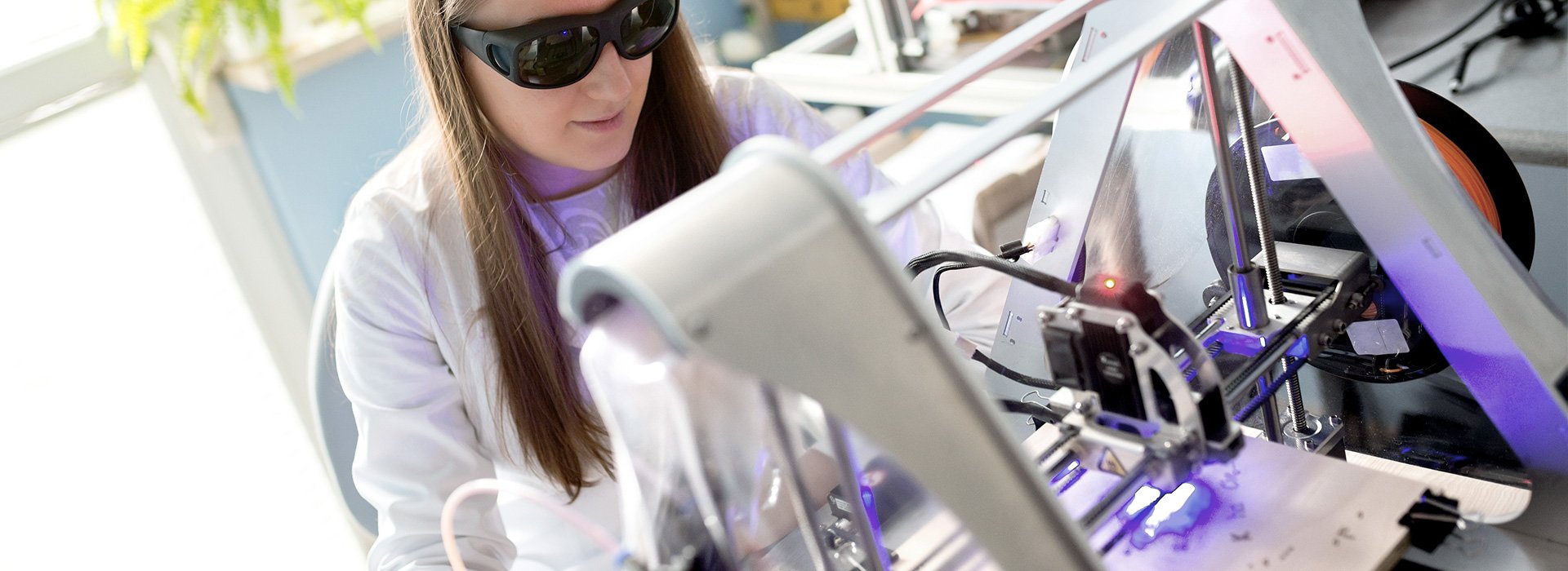 Bild: Frau an Laser Cutter Maschine